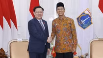 Chủ tịch Quốc hội Vương Đình Huệ tiếp Thống đốc Đặc khu Thủ đô Jakarta