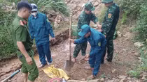 Công an xã truy quét vàng tặc
