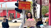 Nam du khách nước ngoài ở Đà Nẵng: Ngày cầm biển xin tiền, tối vào quán bar