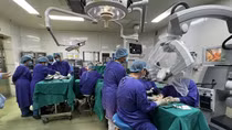 Trắng đêm nối bàn tay bị đứt rời cho cháu bé 21 tháng tuổi