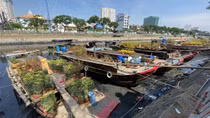 Chợ hoa "Trên bến dưới thuyền" ngày 30 Tết