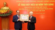 Trao Huy hiệu 60 năm tuổi Đảng tặng nguyên Tổng Bí thư Nông Đức Mạnh