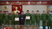 Tổ trưởng tổ bốc xếp hàng hóa đốt máy xúc vì nghĩ bị "tranh việc làm"