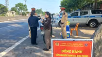 CSGT tặng nước cho người tham gia giao thông trong nắng nóng