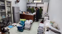 Phát tiền cứu trợ, kế toán và thủ quỹ trích 6% “hỗ trợ đi lại cho anh em”!