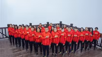 Đội tuyển nữ Việt Nam rước đuốc, thượng cờ trên đỉnh Fansipan