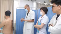 Người đàn ông đeo khối bướu khổng lồ 23kg hơn 30 năm