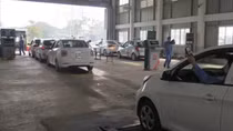 Vất vả đăng kiểm ngày giáp Tết