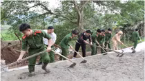 Công an Nghĩa Đàn giúp dân làm đường giao thông nông thôn