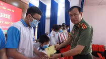 Đồng chí Lê Tấn Tới tiếp xúc cử tri và tặng quà học sinh tại Tân An