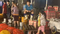 Những đứa trẻ phiêu dạt ở chợ đầu mối Bình Điền