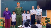 Thiếu tá Công an cứu giúp 3 cháu học sinh mắc kẹt giữa lòng suối