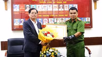 Khen thưởng Thiếu tá Công an dù bị thương vẫn dũng cảm bắt tội phạm