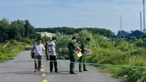 Người đàn ông chết trên bãi cỏ với nhiều vết đâm