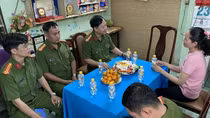 Các con hoàn thành nhiệm vụ trở về, chúng tôi mừng rơi nước mắt