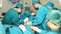 Cứu nam thanh niên bị cọc sắt đâm xuyên người