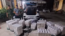 Vứt xe ô tô cùng 10 ngàn gói thuốc lá lậu trên đường rồi trốn