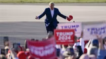 Ông Trump vận động tranh cử bất chấp nguy cơ bị truy tố