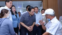 Thủ tướng khảo sát thực tế việc bảo đảm thuốc, vật tư y tế cho bệnh nhân