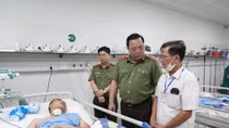 Giám đốc Công an Hà Nội thăm hỏi, động viên cán bộ bị thương trên đường làm nhiệm vụ