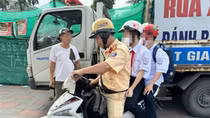 Tài xế vi phạm nồng độ cồn, CSGT chở 2 cháu nhỏ đi học