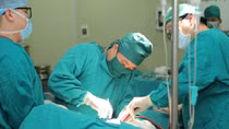 Hút thuốc lá trên 40 năm, người đàn ông phải cắt cả lá phổi