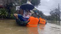 Công an sơ tán nhiều phụ nữ mang thai, trẻ em thoát khỏi vùng lũ