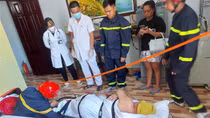 Cứu nạn người nước ngoài bị gãy xương không thể tự di chuyển