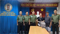 Hành khách Việt kiều cảm ơn Công an Cửa khẩu Cảng HKQT Tân Sơn Nhất
