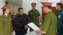 Làm giả hợp đồng đặt cọc, giấy hẹn trả sổ đỏ để chiếm đoạt gần 1 tỷ đồng