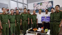 Tặng hơn 100 triệu đồng giúp đỡ cán bộ Công an mắc bệnh hiểm nghèo