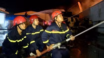 Hình ảnh Cảnh sát trắng đêm chiến đấu với "giặc lửa"