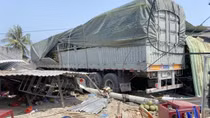 Xe tải lao vào quán cà phê rồi tông sập nhà dân, nhiều người bị thương