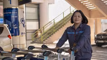 Trao trả ví tiền có hơn 100 triệu đồng cho khách để quên ở sân bay