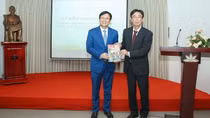 Tiếp nhận hiện vật báo chí tiếng Nhật về sự kiện Việt Nam thống nhất đất nước