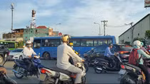 Cần xe buýt nhỏ để trung chuyển khách ra đường lớn