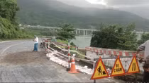 Xử lý kịp thời sự cố sụt trượt có nguy cơ mất an toàn đường sắt