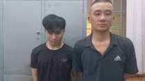 Hai thanh niên cho vay lãi nặng bị bắt trong lúc đi rải tờ rơi