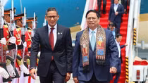 Thủ tướng đến Indonesia dự Hội nghị Cấp cao ASEAN lần thứ 43