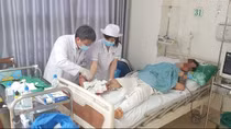 Nối thành công bàn chân gần đứt lìa do bị tai nạn giao thông