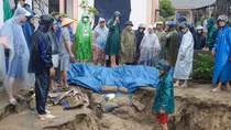 Xuất hiện nhiều điểm sạt lở ven biển, Thừa Thiên Huế khẩn trương dốc sức cứu đê