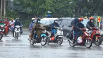 Dân miền Tây “đội mưa” quay lại TP Hồ Chí Minh và các tỉnh Đông Nam bộ