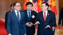 Chủ tịch Quốc hội Vương Đình Huệ hội kiến Thủ tướng Malaysia Anwar Ibrahim