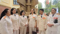 Người con gái viết đơn bằng máu, tình nguyện ra chiến trường bảo vệ đất nước, trả thù cho cha