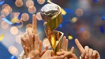 Ngồi ngoài đảo dùng điện thoại di động ghi cá cược World Cup bóng đá nữ 2023