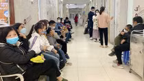 Vì sao bệnh nhân về mắt phải mổ ở bệnh viện tư?