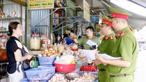 Công an Bạc Liêu tuyên truyền người dân đảm bảo vệ sinh an toàn thực phẩm