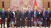 Chủ tịch Quốc hội Vương Đình Huệ tiếp Đại sứ CHDCND Lào
