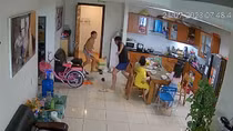 Đang cho con ăn, người đàn ông bị hàng xóm cầm dao tấn công