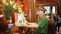Đoàn công tác Bộ Công an dâng hương tưởng niệm Chủ tịch Hồ Chí Minh